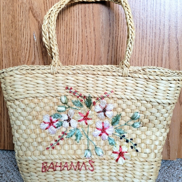 Handbags - Straw bag with a flower design.